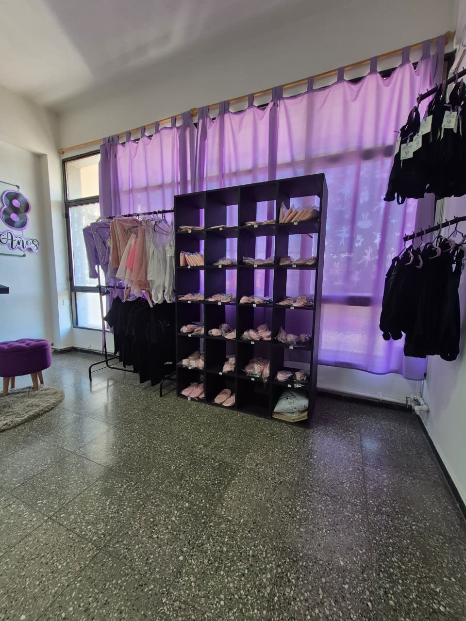 Espacio de la tienda Piccola Stella con zapatillas y ropa de danza