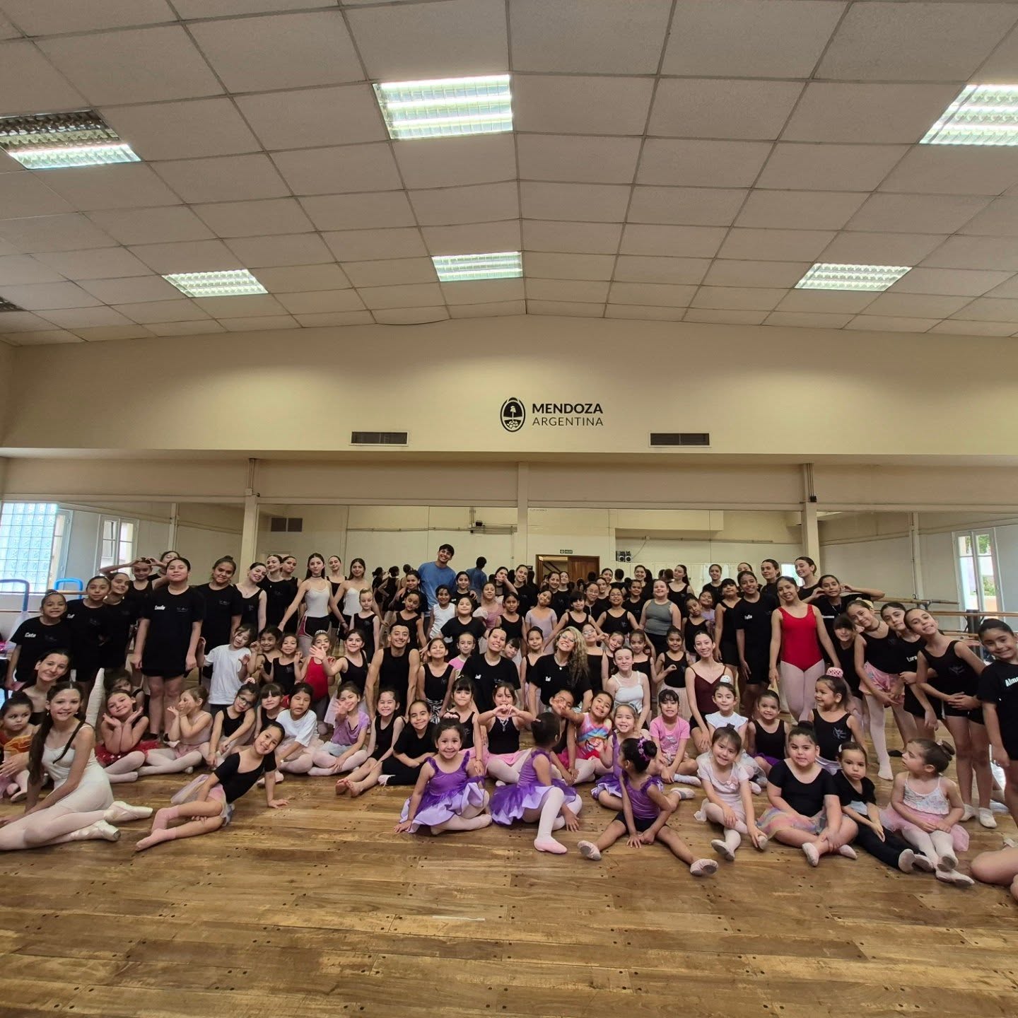 Grupo de alumnas de la Escuela de Ballet Sol Albert en el salón de clases