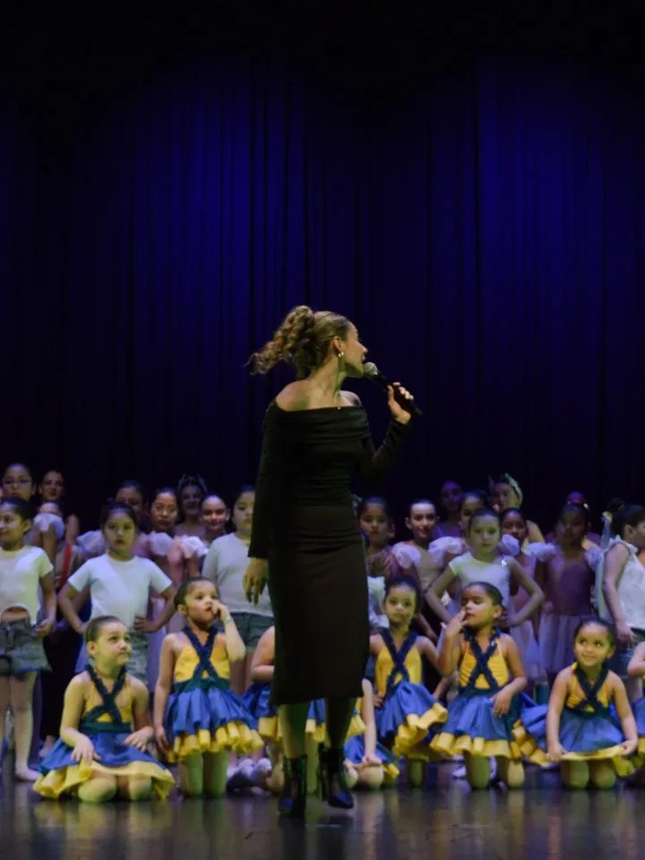 Alumnas de la escuela en el escenario durante una función de danza