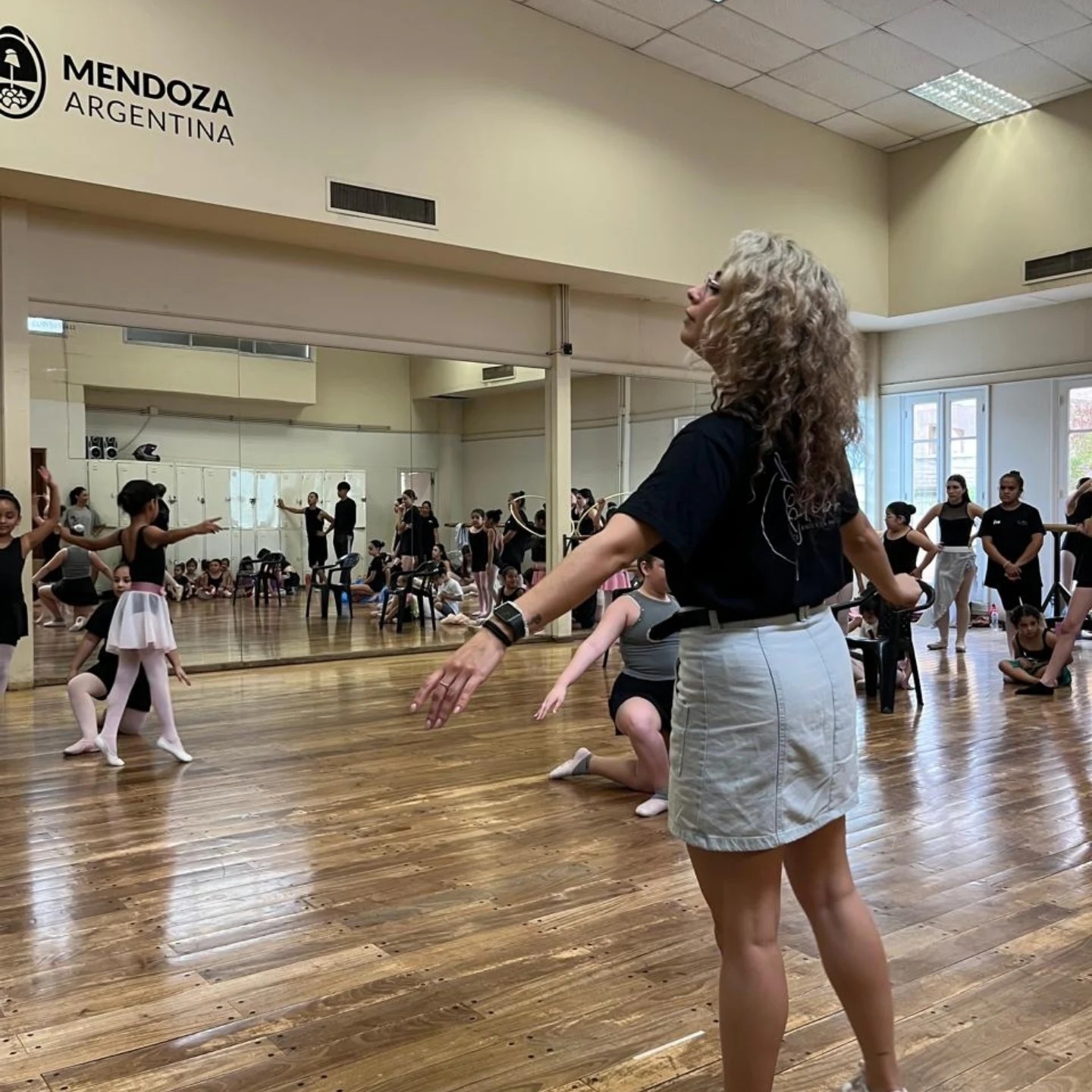 Clase de ballet con alumnas en el salón de la Escuela Sol Albert